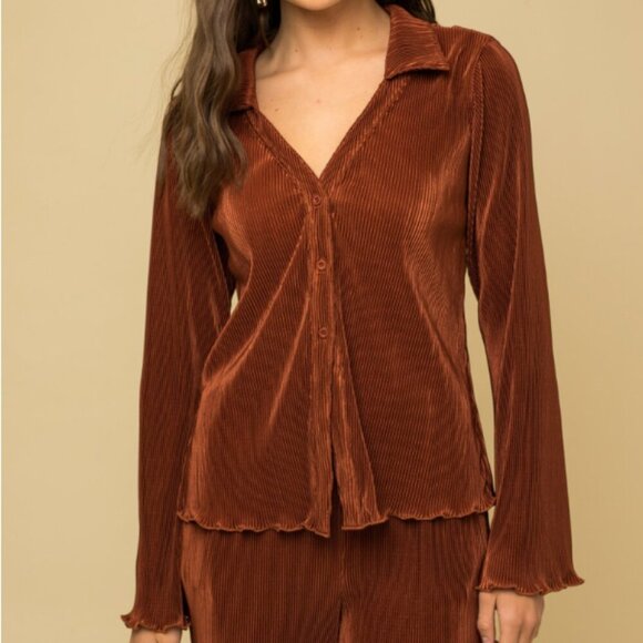 Gilli Cinnamon Plisse Hem Satin Blouse and Pant Lettuce Hem Set Size Medium - Picture 2 of 16